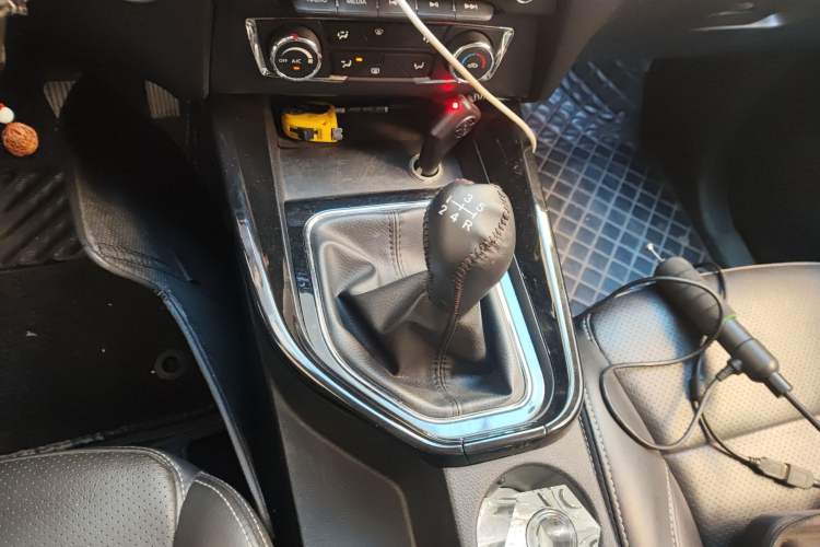 Used Dongfeng Fengon S560 2018 1.8L Manual Comfort 7-Seater Gear Lever