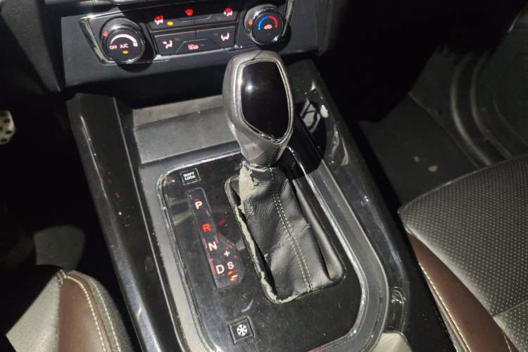 Used Dongfeng Fengon S560 2018 1.8L CVT Smart Connect 7-Seater Gear Lever