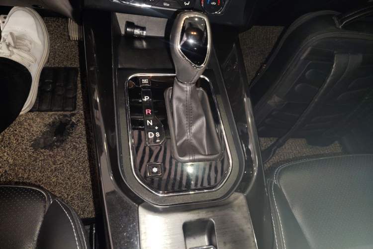 Used Dongfeng Fengon S560 2018 1.8L CVT Urban Model 5 Seats Gear Lever