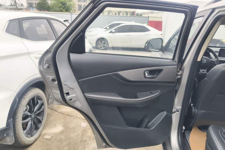 Used Dongfeng Fengon S560 2018 1.8L CVT Elite Model 7 Seats Left Rear Door Interior