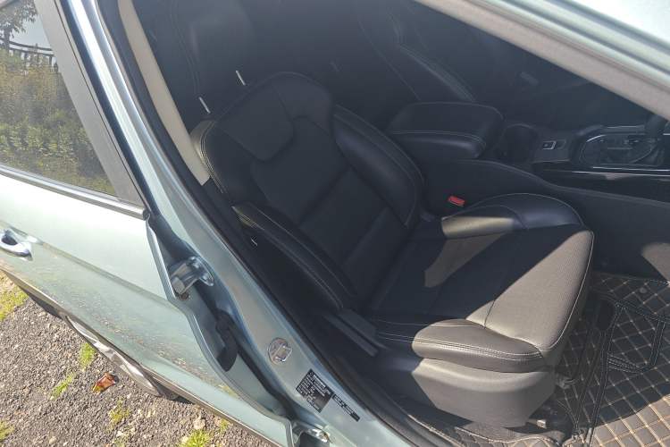 Used Dongfeng Fengon S560 2018 1.8L CVT Elite Model 7 Seats Right Front Seat