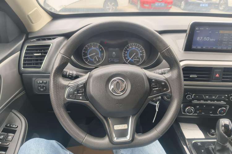 Used Dongfeng Fengon S560 2018 1.8L CVT Elite Model 7 Seats Steering Wheel