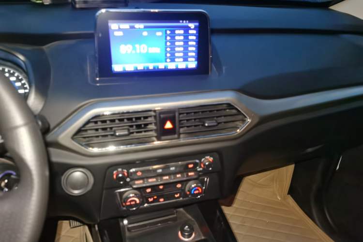 Used Dongfeng Fengon S560 2018 1.8L Manual Comfort 7-Seater Audio And AC Panel