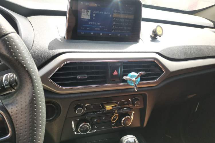 Used Dongfeng Fengon S560 2018 Facelift 1.8L CVT Prestige 7-Seater Audio And AC Panel