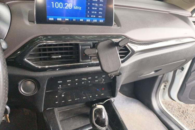 Used Dongfeng Fengon S560 2018 1.8L CVT Comfort Model 7 Seats Audio And AC Panel