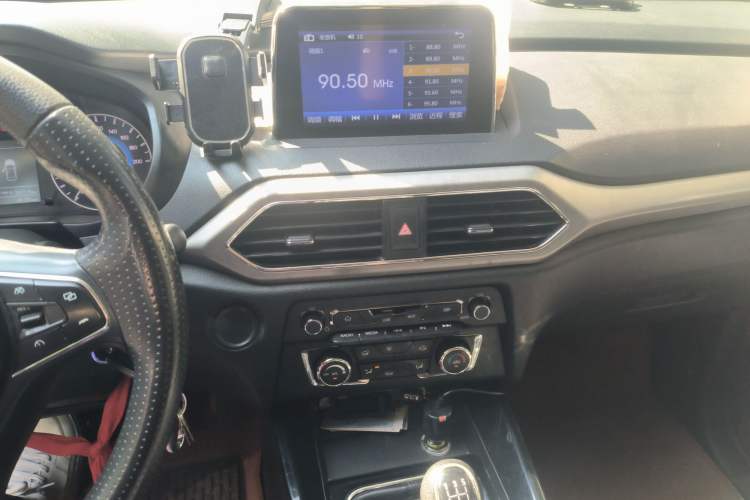Used Dongfeng Fengon S560 2018 1.8L Manual Urban Model 7 Seats Audio And AC Panel
