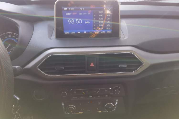 Used Dongfeng Fengon S560 2018 1.8L CVT Elite Model 5 Seats Audio And AC Panel