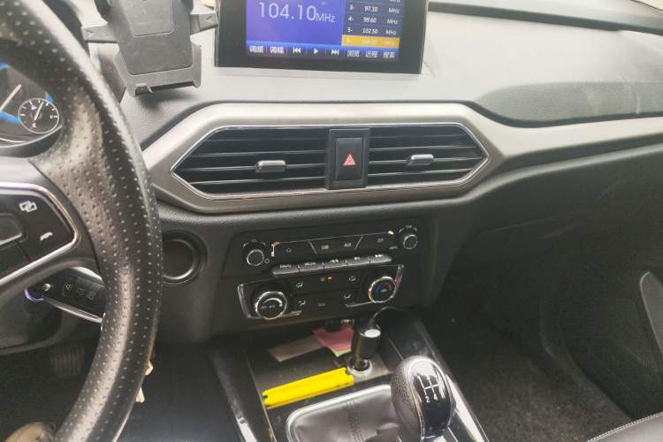 Used Dongfeng Fengon S560 2018 1.8L Manual Urban Model 7 Seats Audio And AC Panel