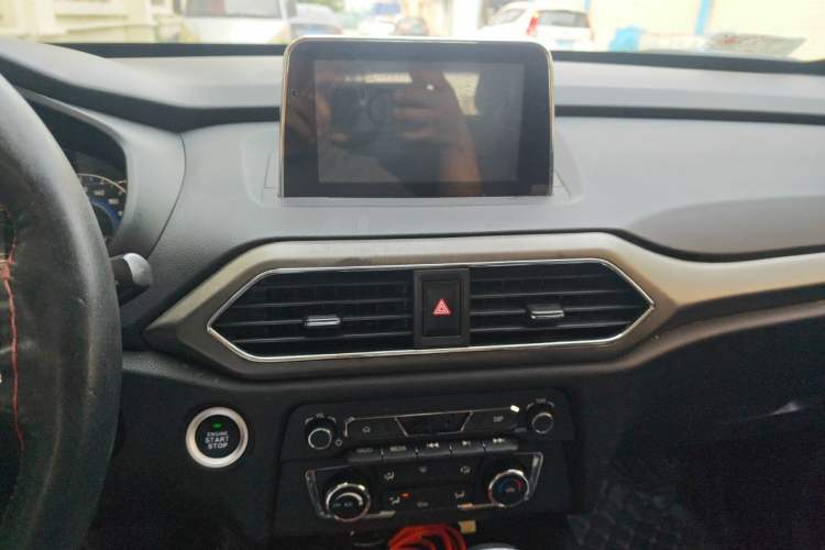 Used Dongfeng Fengon S560 2018 Upgraded Model 1.8L CVT Smart Connect 7-Seater Audio And AC Panel