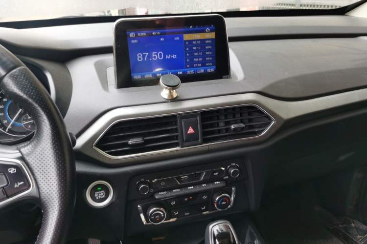 Used Dongfeng Fengon S560 2018 1.8L CVT Smart Connect 7-Seater Audio And AC Panel