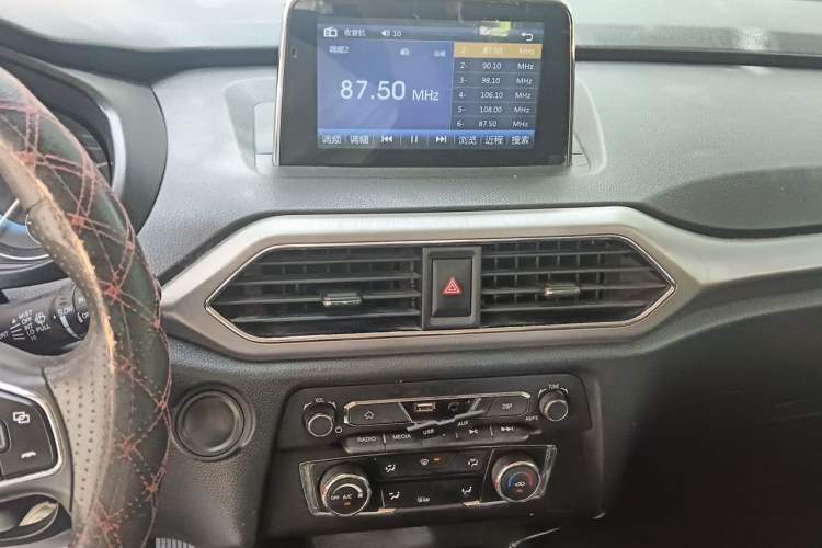 Used Dongfeng Fengon S560 2018 1.8L Manual Comfort 7-Seater Audio And AC Panel