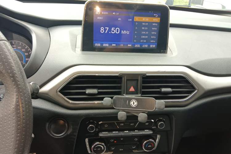 Used Dongfeng Fengon S560 2018 1.8L CVT Elite Model 7 Seats Audio And AC Panel