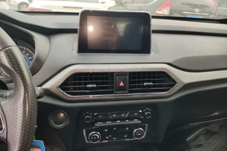 Used Dongfeng Fengon S560 2018 1.8L Manual Urban Model 7 Seats Audio And AC Panel