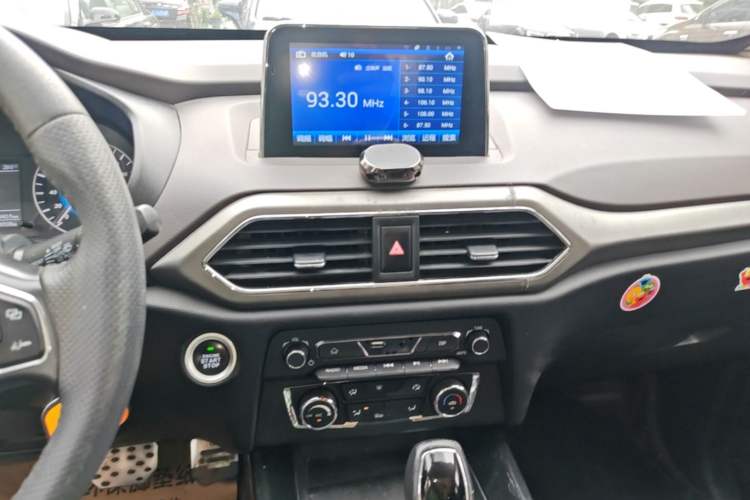 Used Dongfeng Fengon S560 2018 1.8L CVT Smart Connect 7-Seater Audio And AC Panel