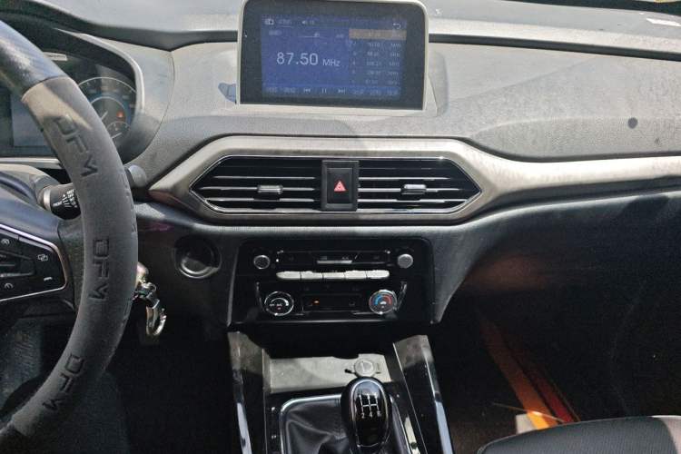 Used Dongfeng Fengon S560 2018 1.8L Manual Urban Model 7 Seats Audio And AC Panel