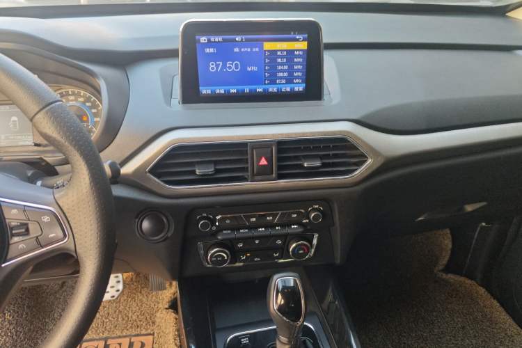 Used Dongfeng Fengon S560 2018 1.8L CVT Elite Model 7 Seats Audio And AC Panel