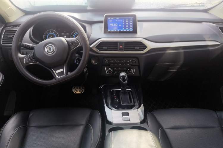 Used Dongfeng Fengon S560 2018 1.8L CVT Elite Model 5 Seats Center Console