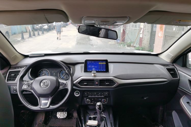 Used Dongfeng Fengon S560 2018 1.8L CVT Smart Connect 7-Seater Center Console