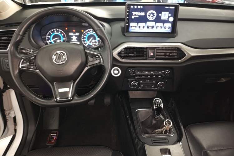 Used Dongfeng Fengon S560 2018 1.8L Manual Luxury 7-Seater Center Console
