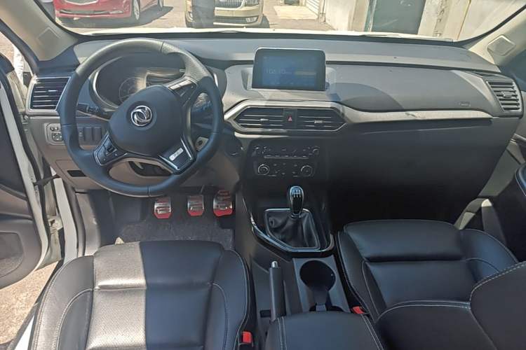 Used Dongfeng Fengon S560 2018 1.8L Manual Comfort 7-Seater Center Console