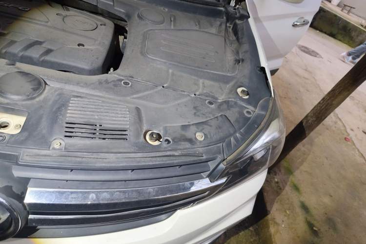 Used Dongfeng Fengon S560 2018 1.8L CVT Elite Model 7 Seats Engine Bay Left