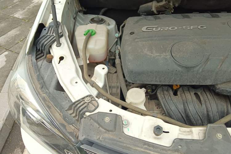 Used Dongfeng Fengon S560 2018 1.8L CVT Elite Model 7 Seats Engine Bay Right
