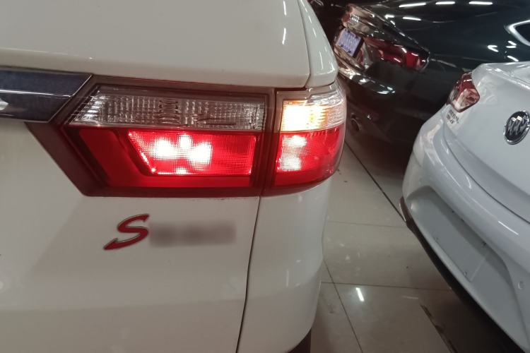 Used Dongfeng Fengon S560 2018 1.8L CVT Elite Model 5 Seats Exterior 3