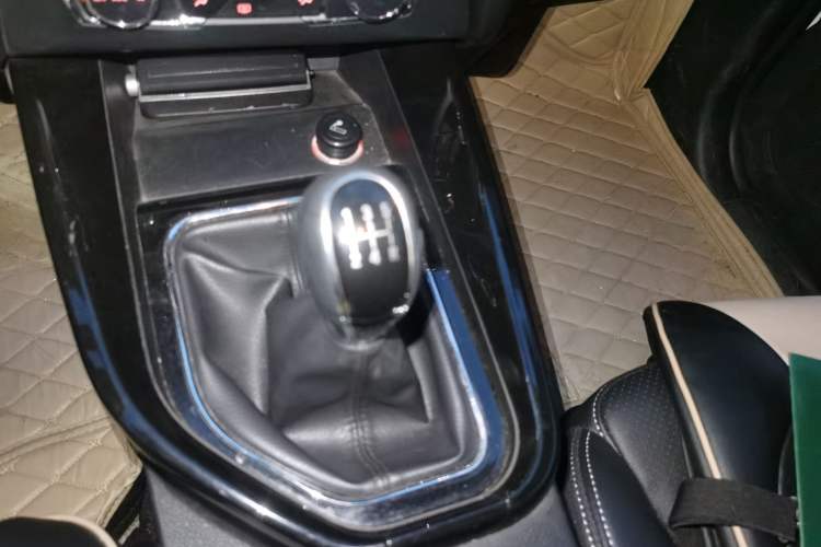 Used Dongfeng Fengon S560 2018 1.8L Manual Comfort 7-Seater Gear Lever