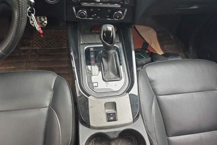Used Dongfeng Fengon S560 2018 1.8L CVT Elite Model 7 Seats Gear Lever
