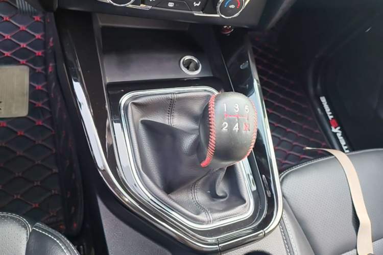Used Dongfeng Fengon S560 2018 1.8L Manual Comfort 7-Seater Gear Lever