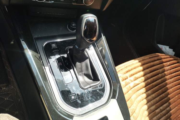 Used Dongfeng Fengon S560 2018 Facelift 1.8L CVT Prestige 7-Seater Gear Lever