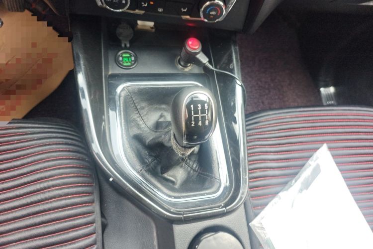 Used Dongfeng Fengon S560 2018 1.8L Manual Comfort 7-Seater Gear Lever