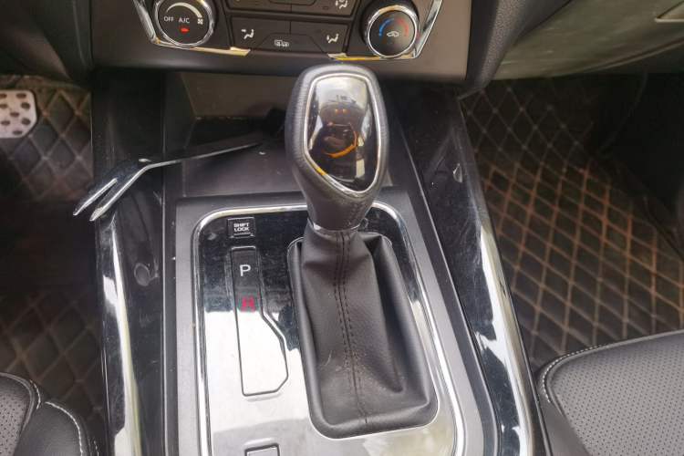 Used Dongfeng Fengon S560 2018 1.8L CVT Elite Model 5 Seats Gear Lever