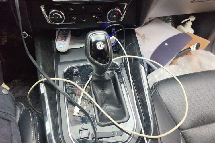 Used Dongfeng Fengon S560 2018 1.8L CVT Elite Model 7 Seats Gear Lever
