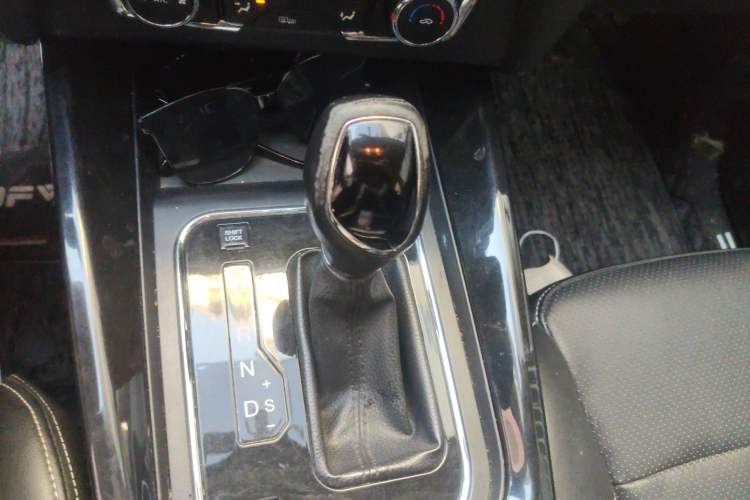 Used Dongfeng Fengon S560 2018 1.8L CVT Elite Model 7 Seats Gear Lever