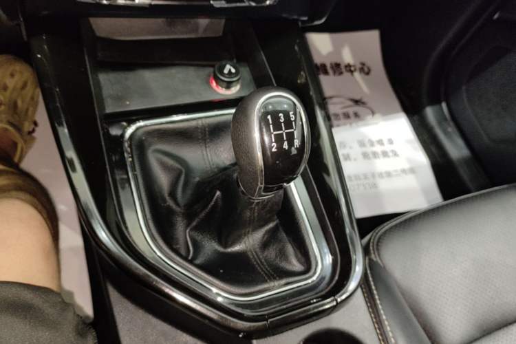 Used Dongfeng Fengon S560 2018 1.8L Manual Comfort 7-Seater Gear Lever
