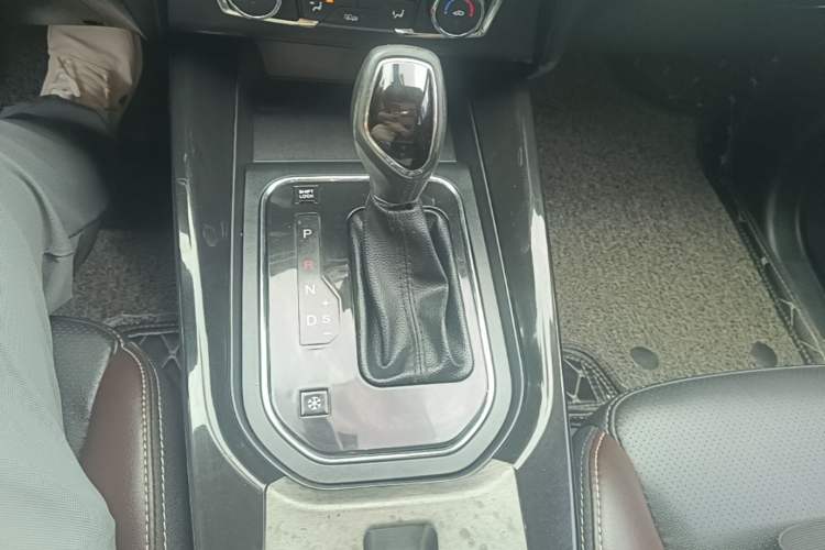 Used Dongfeng Fengon S560 2018 1.8L CVT Smart Connect 7-Seater Gear Lever