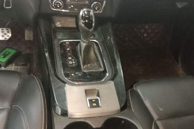 Used Dongfeng Fengon S560 2018 1.8L CVT Elite Model 5 Seats Gear Lever