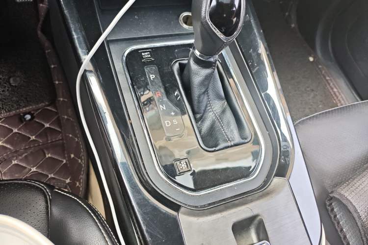 Used Dongfeng Fengon S560 2018 1.8L CVT Urban Model 7 Seats Gear Lever