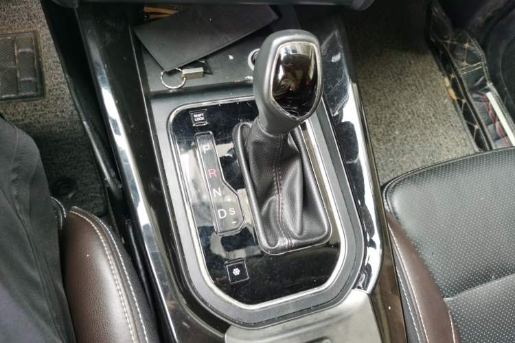 Used Dongfeng Fengon S560 2018 1.8L CVT Smart Connect 7-Seater Gear Lever