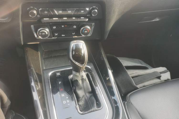 Used Dongfeng Fengon S560 2018 1.8L CVT Elite Model 7 Seats Gear Lever