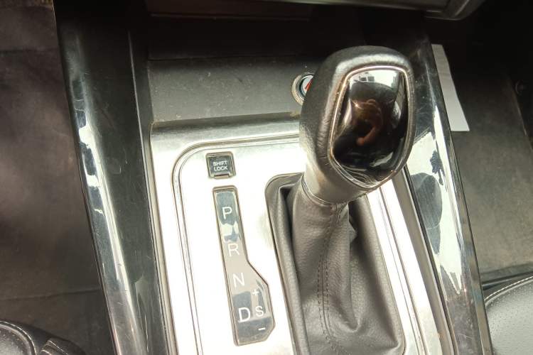 Used Dongfeng Fengon S560 2018 1.8L CVT Elite Model 7 Seats Gear Lever