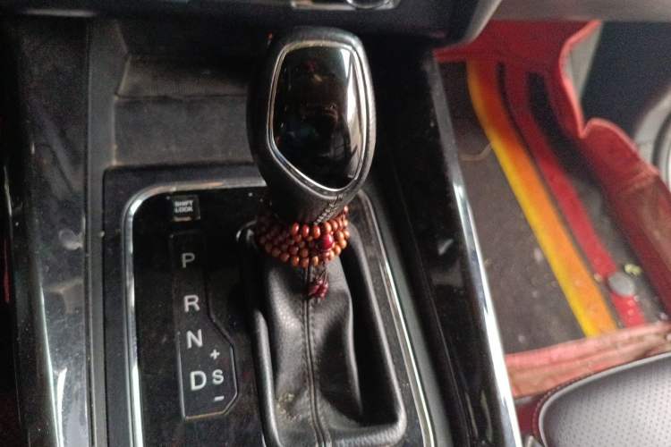 Used Dongfeng Fengon S560 2018 1.8L CVT Elite Model 7 Seats Gear Lever