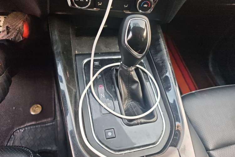 Used Dongfeng Fengon S560 2018 1.8L CVT Comfort Model 7 Seats Gear Lever