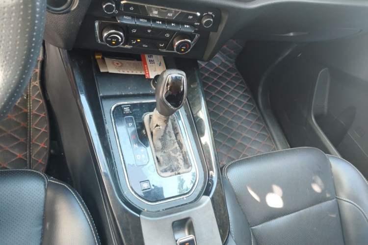 Used Dongfeng Fengon S560 2018 1.8L CVT Elite Model 7 Seats Gear Lever