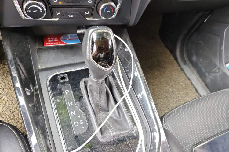Used Dongfeng Fengon S560 2018 1.8L CVT Elite Model 7 Seats Gear Lever