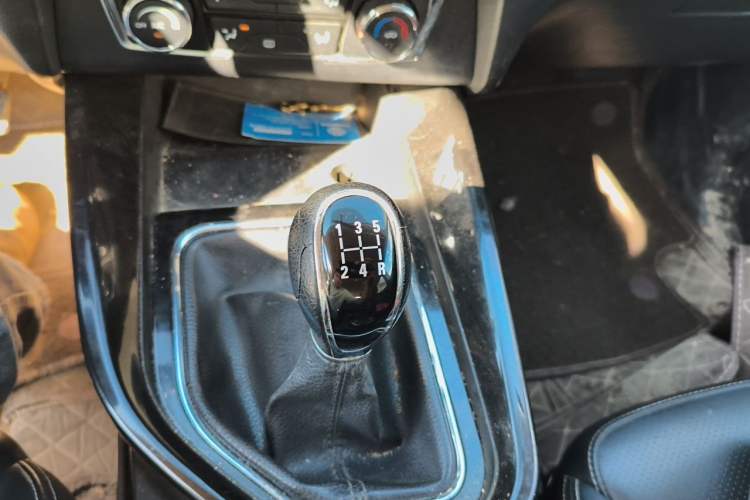 Used Dongfeng Fengon S560 2018 1.8L Manual Comfort 7-Seater Gear Lever