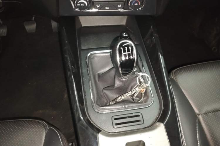 Used Dongfeng Fengon S560 2018 1.8L Manual Luxury 7-Seater Gear Lever