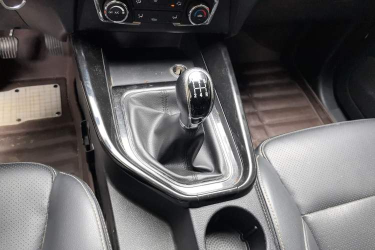 Used Dongfeng Fengon S560 2018 1.8L Manual Urban Model 5 Seats Gear Lever