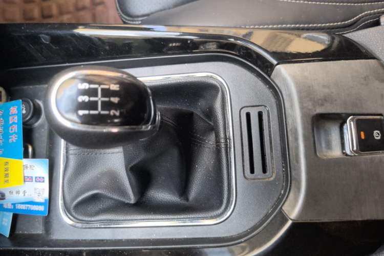 Used Dongfeng Fengon S560 2018 1.8L Manual Comfort 7-Seater Gear Lever